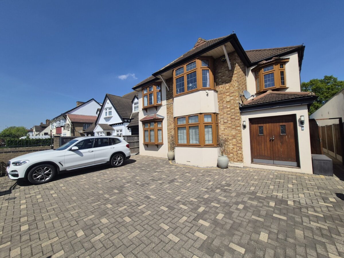 Southend Arterial Road, HORNCHURCH, RM11