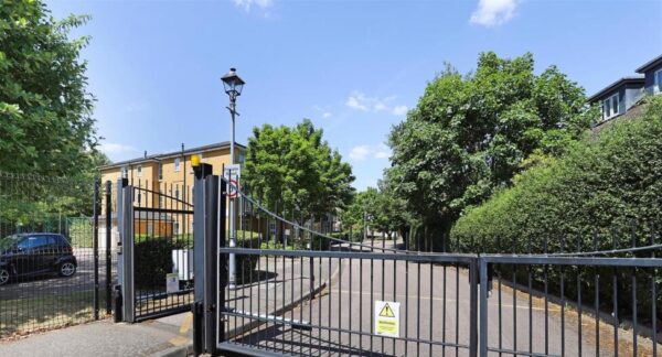Village way, Ilford, IG6 1RA