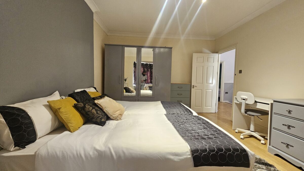 Bowes Road, Acton, W3