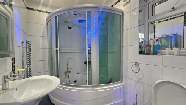 Bowes Road, Acton, W3