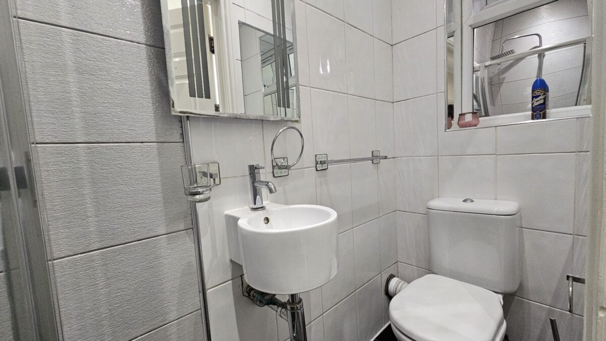 Bowes Road, Acton, W3