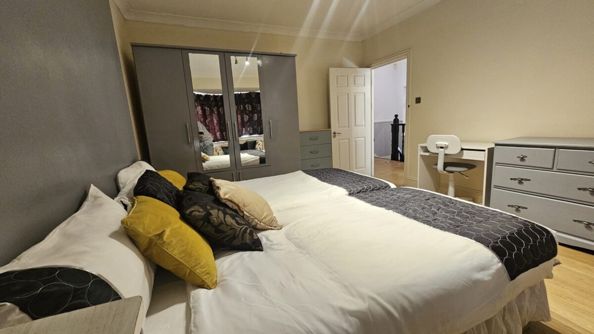 Bowes Road, Acton, W3