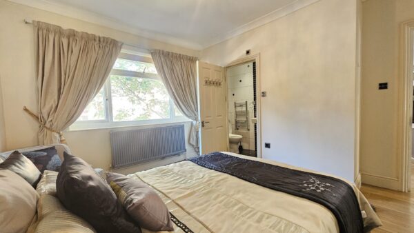 Bowes Road, Acton, W3