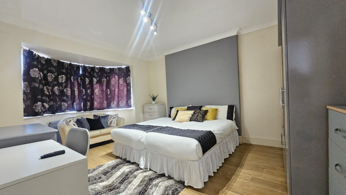 Bowes Road, Acton, W3