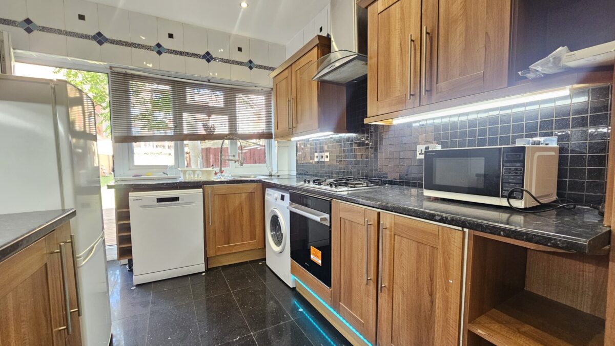Bowes Road, Acton, W3