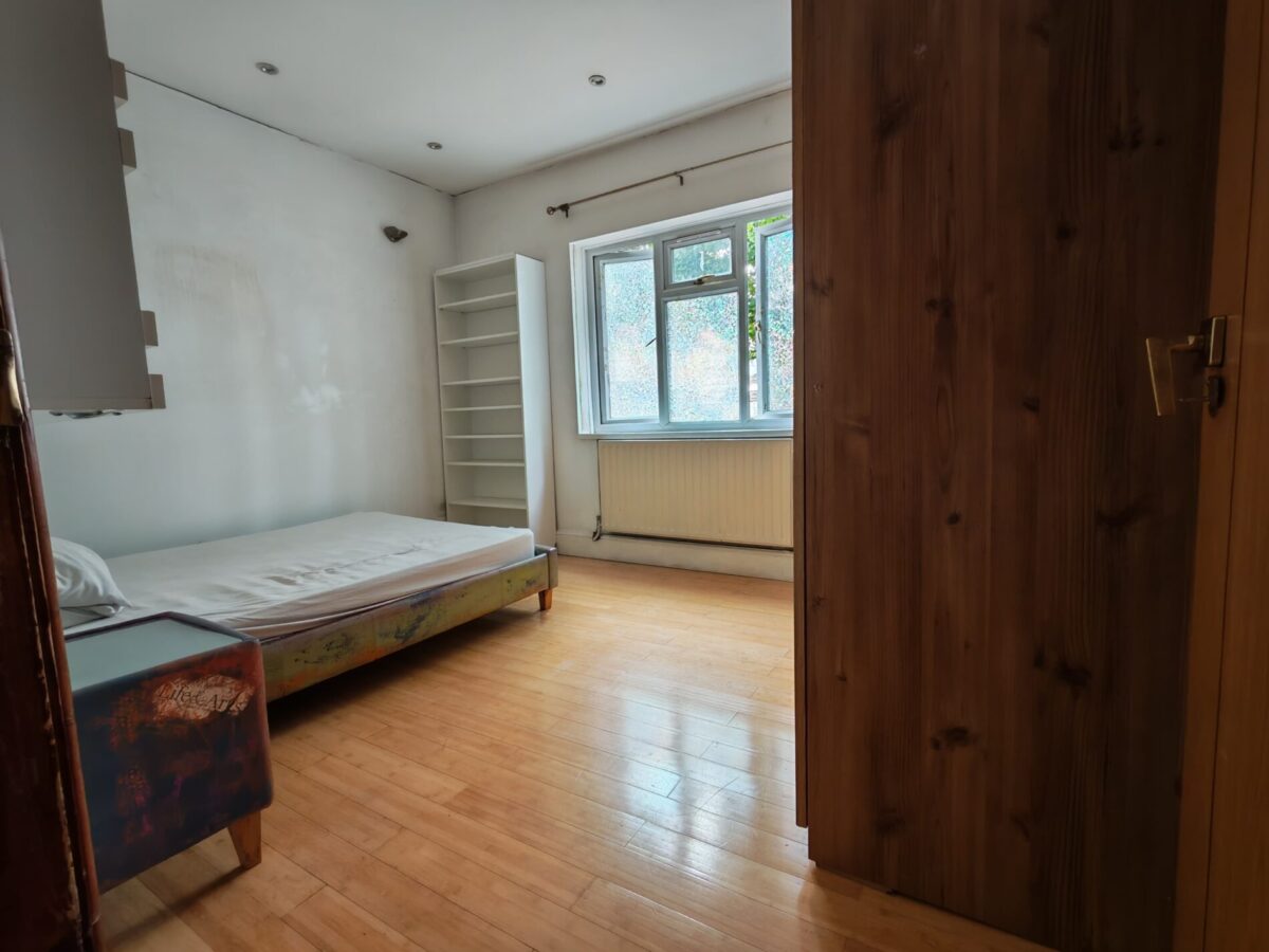 Sutherland Grove SW18 5JL