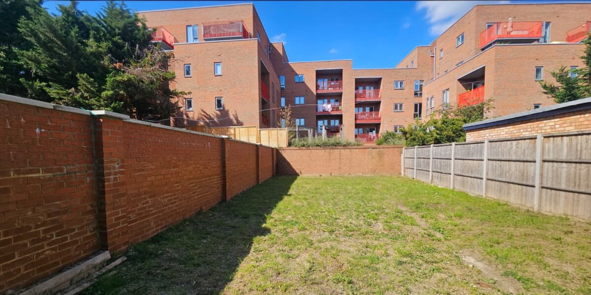 Bowes Road, Acton, W3
