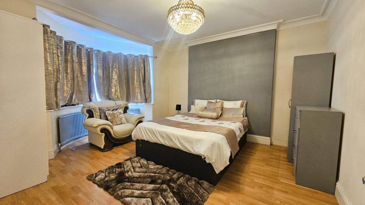 Bowes Road, Acton, W3