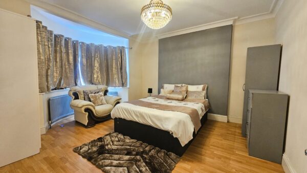 Bowes Road, Acton, W3